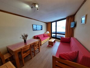 TV - Classic apartment 5 pers with mountain view (Les Menuires)