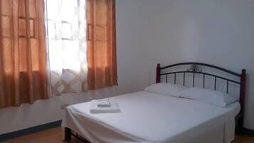 In-room safe, soundproofing, iron/ironing board, free WiFi