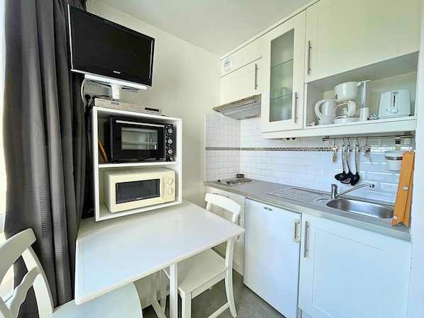 Kühlschrank, Mikrowelle, Wasserkocher mit Kaffee-/Teezubehör, Toaster