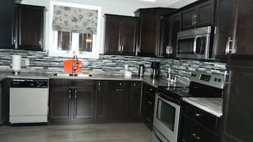 Family Suite, Multiple Beds, Non Smoking, Kitchen | Private kitchen