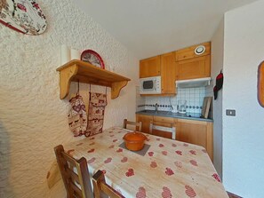 Kjøleskap, mikrobølgeovn, kokeplater og kaffetrakter/tekoker