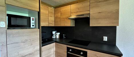 ثلاجة، ميكروويف، غسالة أطباق، ماكينة لصنع القهوة/الشاي