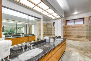 Free toiletries, hair dryer, towels - Corner condo on golf course with pool & hot tub access, & private washer/dryer (Waikoloa)
