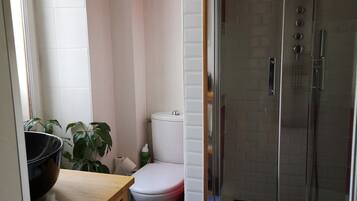 Twin Room, 2 Twin Beds, Non Smoking | Bathroom | Shower, free toiletries, towels