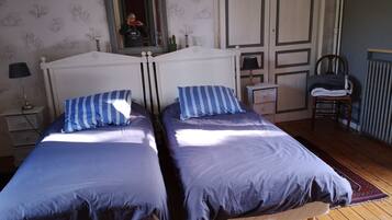 Twin Room, 2 Twin Beds, Non Smoking | Premium bedding, individually decorated, individually furnished, desk