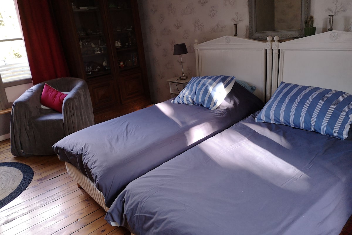 Twin Room, 2 Katil Bujang (Single), Non Smoking | Peralatan tempat tidur premium, dihias secara berasingan