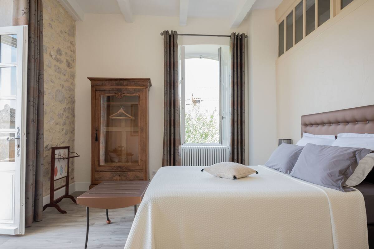 ห้องสแตนดาร์ดดับเบิล (Rocamadour) | เครื่องนอนระดับพรีเมียม, โต๊ะทำงาน, ห้องเก็บเสียง, เปล/เตียงเด็กอ่อน