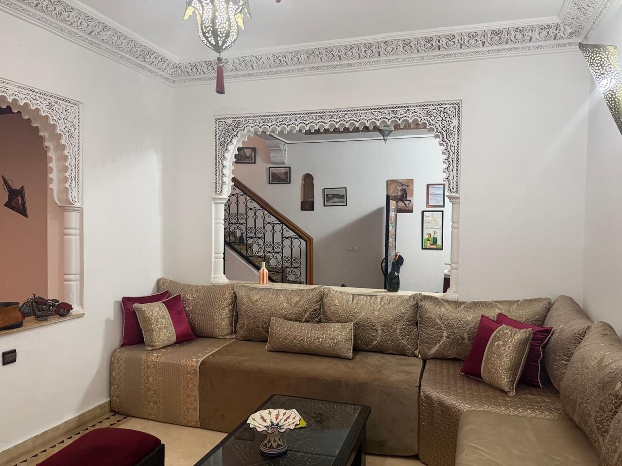 Sala de estar com sofá, mesa de centro e almofadas decorativas.