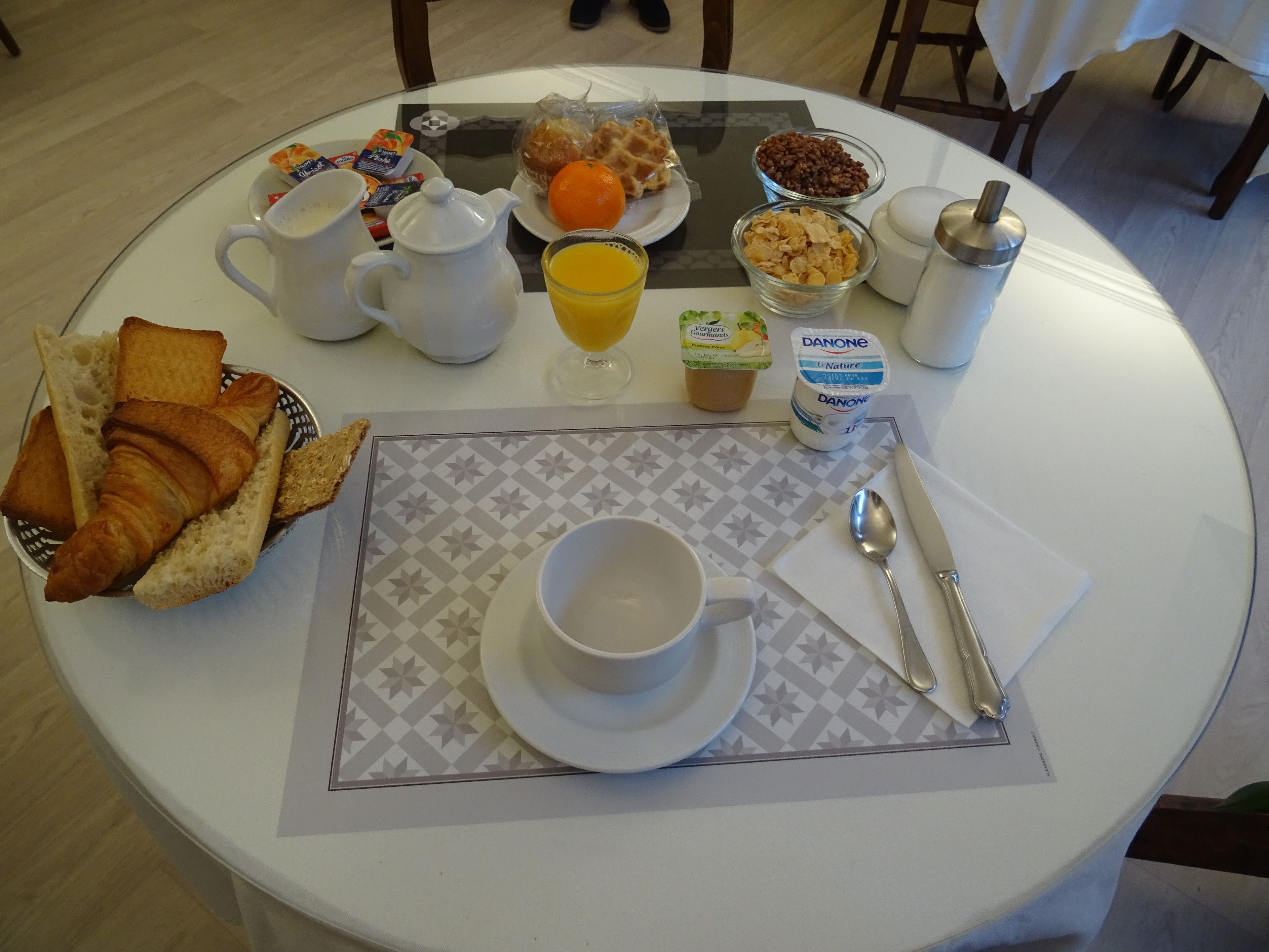 daily continental breakfast (eur 9 per person)