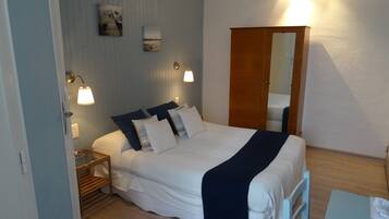 Comfort Double Room, 1 King Bed, Non Smoking, Garden View | Individually decorated, individually furnished, desk, blackout drapes