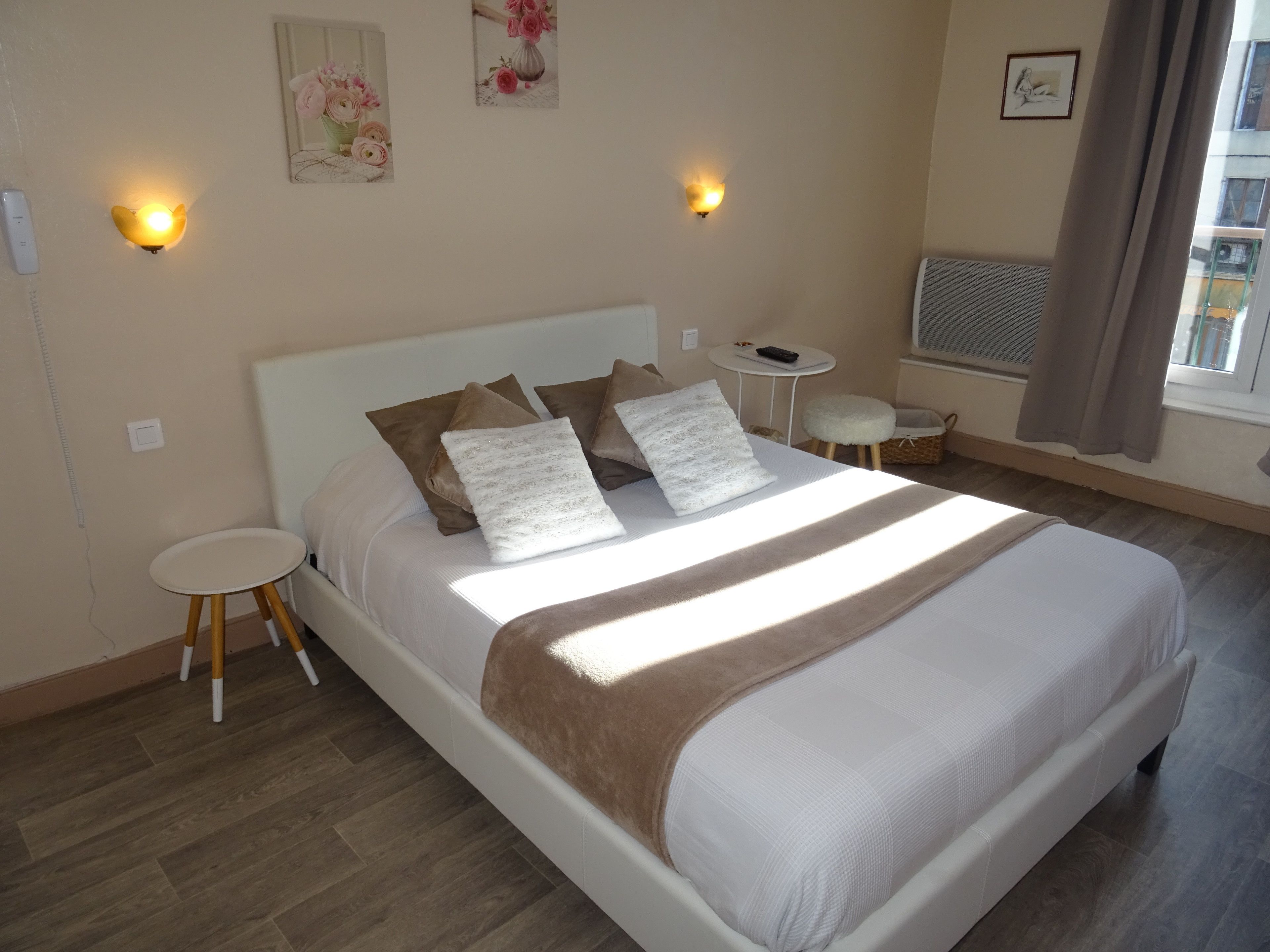 city double room, 1 queen bed, non smoking, city view | individually decorated, individually furnished, desk, blackout curtains