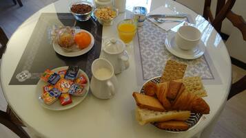 Petit déjeuner continental (9 EUR par personne)