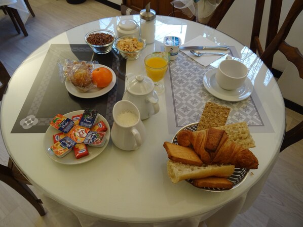 Daily continental breakfast (EUR 9 per person)
