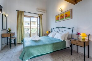Loft | In-room safe, blackout drapes, soundproofing, iron/ironing board - Studios Ritsa (Skiathos)