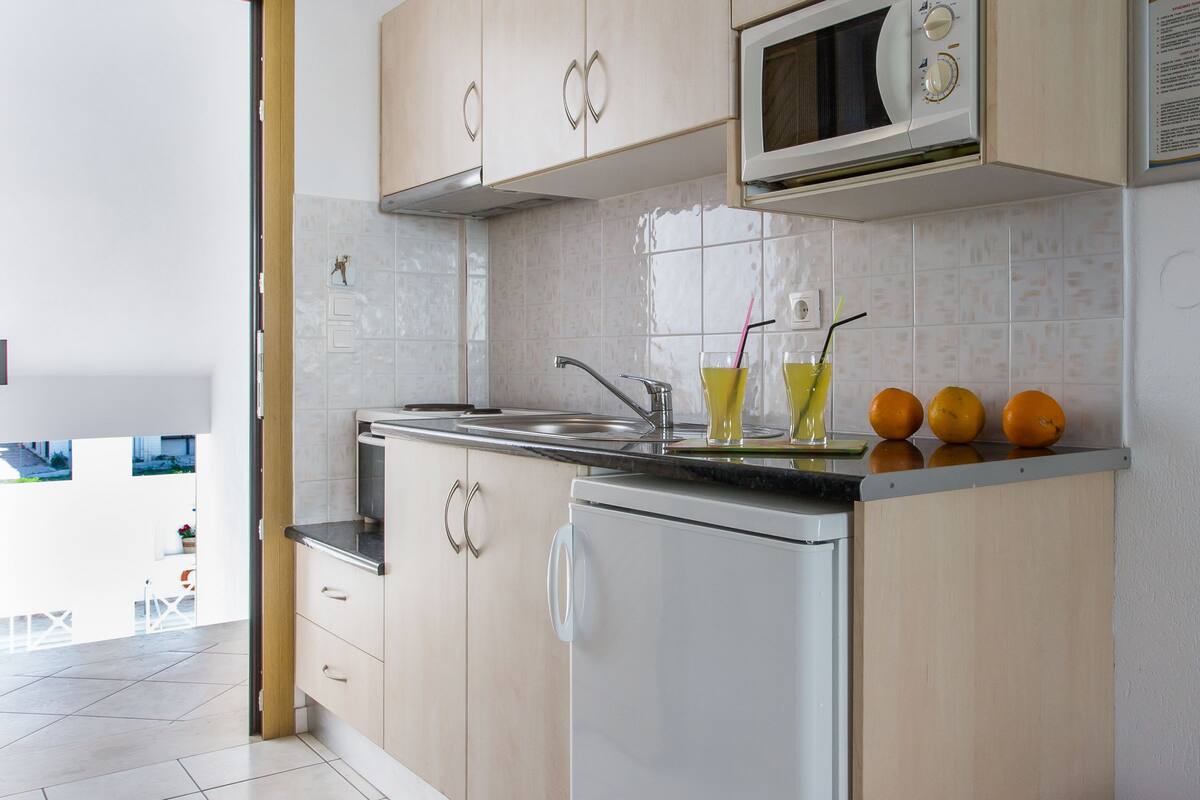 studio | private kitchen | fridge, microwave, oven, stovetop