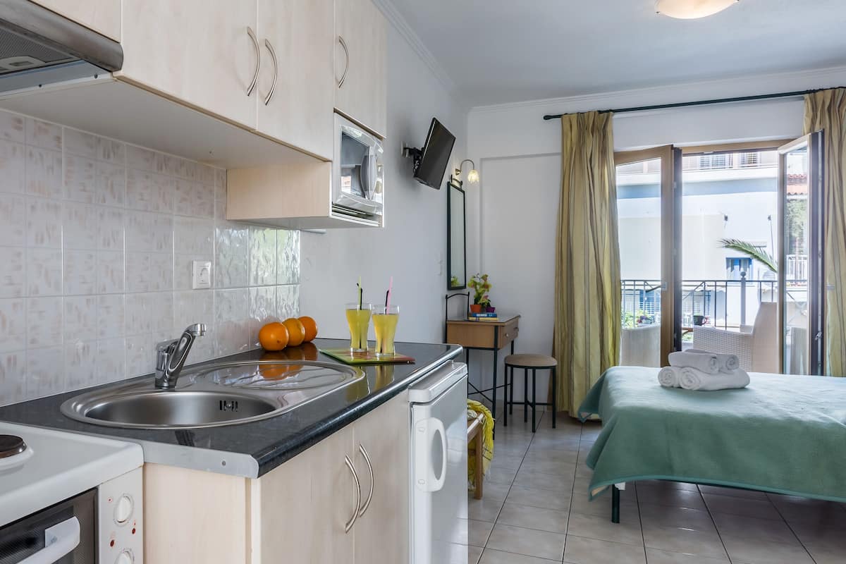 studio | private kitchen | fridge, microwave, oven, stovetop