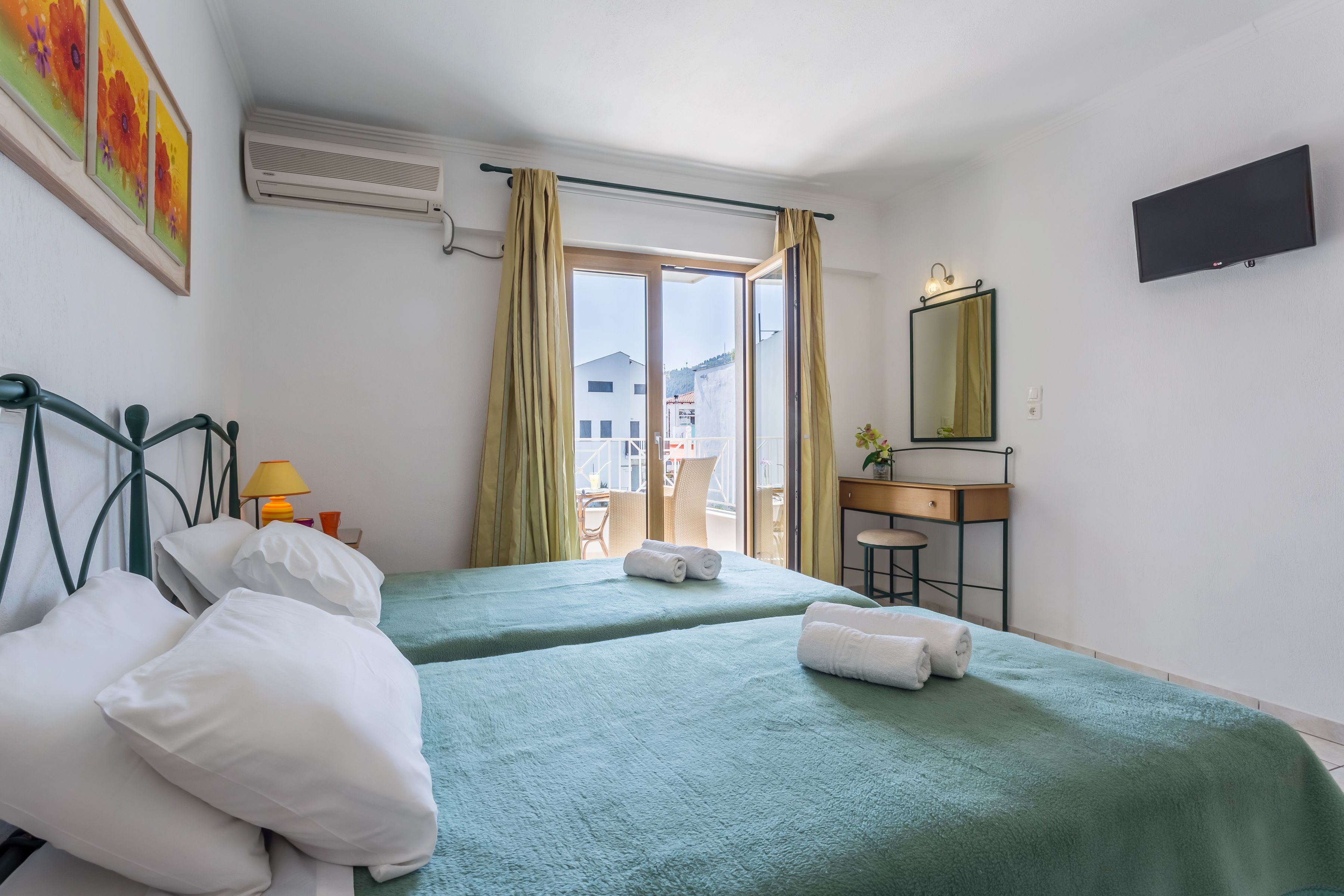 studio | in-room safe, blackout curtains, soundproofing, iron/ironing board