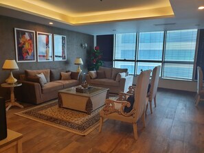 Luksushuoneisto, useita sänkyjä, tupakointi kielletty | Olohuone | LED-televisio, Netflix, DVD-soitin