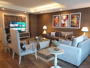 Leilighet – president, flere senger, ikke-røyk | Oppholdsområde | En 55-tommers LED-TV med førsteklasses TV-kanaler samt TV og Netflix