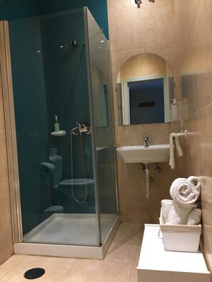 Dusche, kostenlose Toilettenartikel, Haartrockner, Handtücher