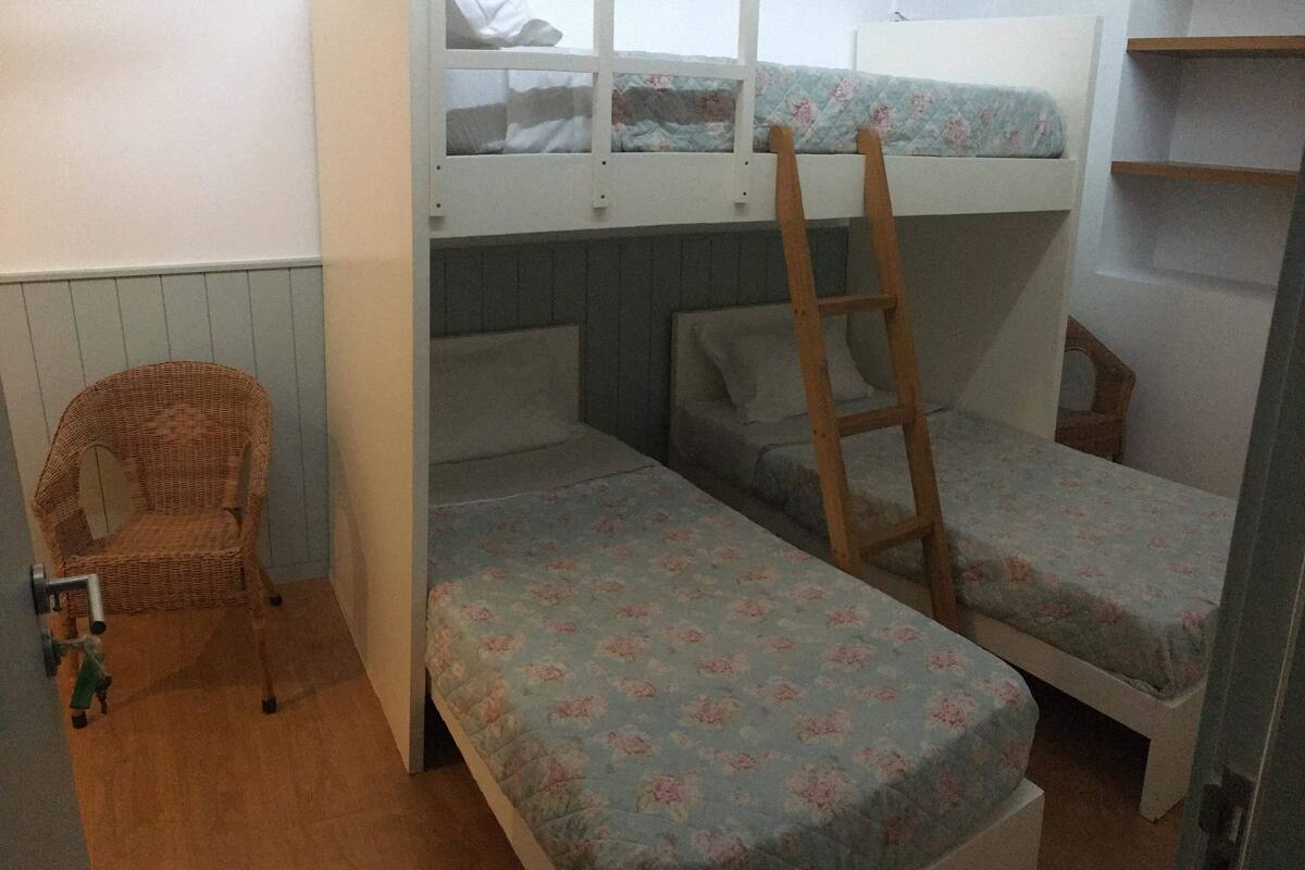 Gemeinsamer Economy-Schlafsaal, 1 Schlafzimmer (1 bed in 3 Bed Dorm) | Zimmersafe, Bügeleisen/Bügelbrett, kostenlose Babybetten, Zustellbetten