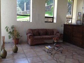 Lobby sitting area - Hotel Santa Ana (Quetzaltenango)