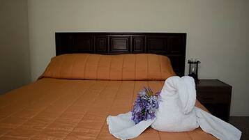 Iron/ironing board, bed sheets, wheelchair access