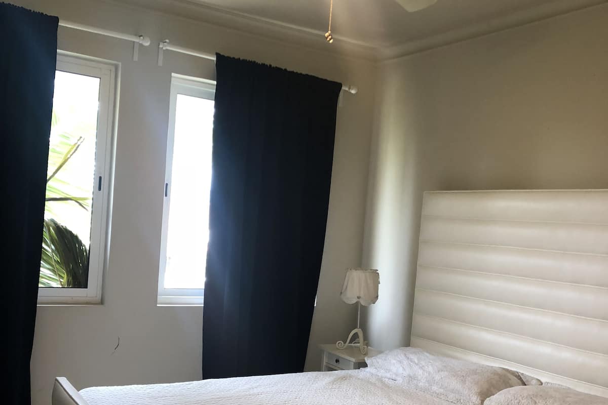 Quarto casal luxo, 1 cama King, acessível | 1 quarto, camas com colchões pillow-top, cofres nos quartos