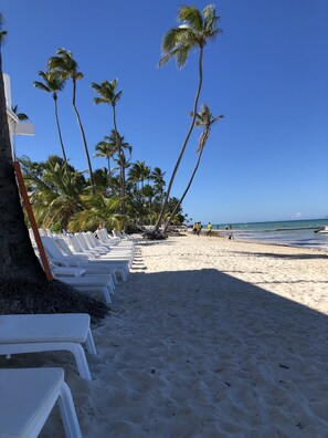 Yksityinen ranta, valkoista hiekkaa