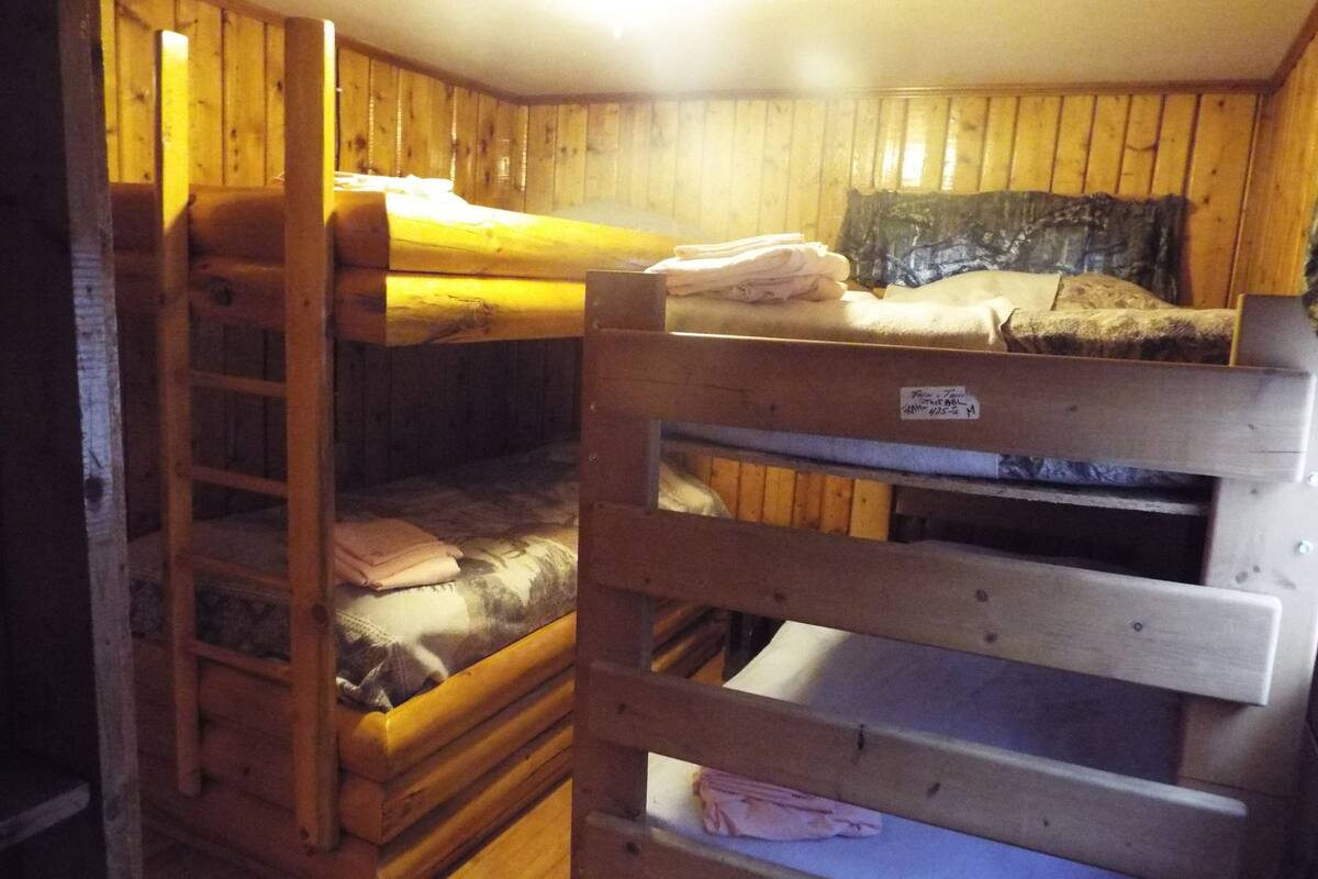 Kabin Tradisional, 4 kamar tidur, dapur, pemandangan danau | Seprai katun Mesir, selimut bulu angsa, dan bantalan ekstra lembut