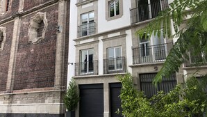 A multi-story building with a mix of brick and plaster facades, featuring balconies with metal railings. - MyPlace Zócalo (Mexico City)