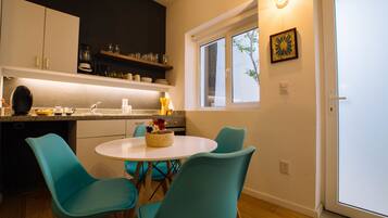 Deluxe Apartment | Living area | Flat-screen TV, Netflix