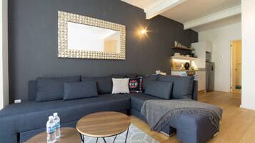 Departamento Deluxe, balcón | Sala de estar | Televisión de pantalla plana y Netflix