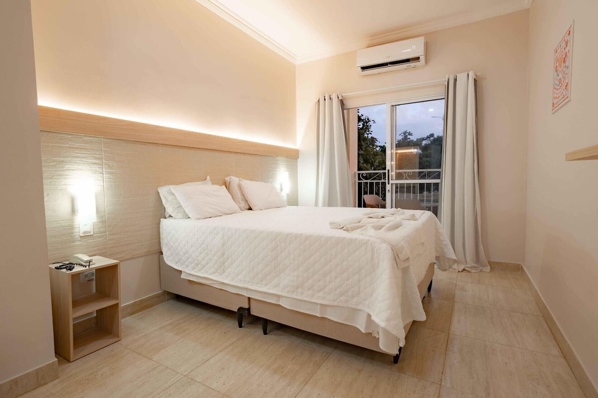 Minibar, cortinas blackout y ropa de cama