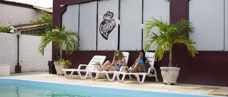 Una piscina al aire libre