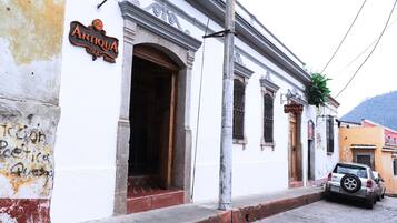 Vista frontal de la propiedad