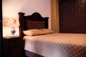 Habitación doble estándar, 1 cama matrimonial | Ropa de cama de alta calidad y tabla de planchar con plancha 