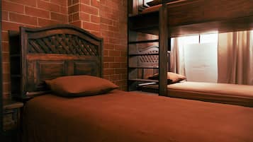 Chambre Triple Standard | Literie de qualité supérieure, fer et planche à repasser, Wi-Fi gratuit