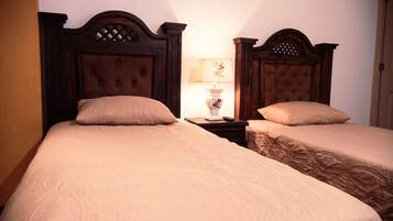 Habitación triple estándar | Ropa de cama de alta calidad y tabla de planchar con plancha