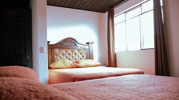 Chambre Quadruple Standard | Literie de qualité supérieure, fer et planche à repasser, Wi-Fi gratuit