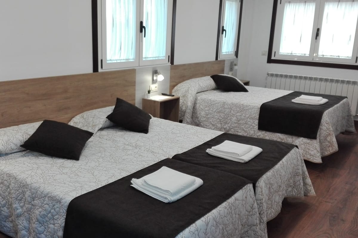 四人房 (2 Twin Beds and 1 Double Bed) | 高級寢具、遮光布/窗簾、隔音、免費無線上網