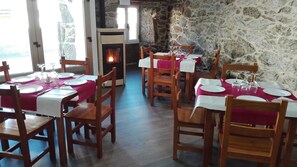 Petit déjeuner et déjeuner servis sur place, spécialités Cuisine locale