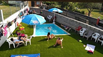 Piscine extérieure, parasols de plage, chaises longues