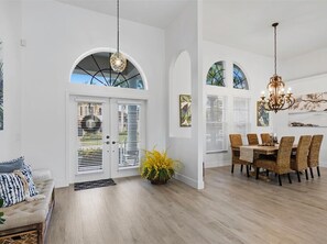 Dining - Waterfront 3BR, heated pool, WiFi, and serene Mid-Island views. (Marco Island)