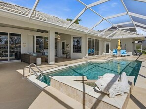 A heated pool - Waterfront 3BR, heated pool, WiFi, and serene Mid-Island views. (Marco Island)