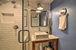 Hair dryer, towels - Modern Home w/ Shared Pool in Fort Lauderdale! (Fort Lauderdale)