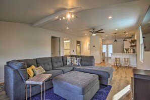 TV, books, streaming services - Modern Home w/ Shared Pool in Fort Lauderdale! (Fort Lauderdale)