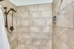 Articles de toilette gratuits, sèche-cheveux, serviettes fournies