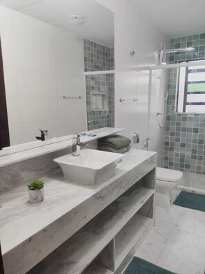 Bidet, towels, soap - 6 suites, 100 m from Ferradura Beach / Full Service, Caretakers / Heated Pool (Búzios)