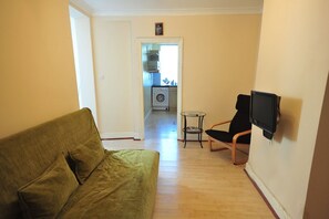 Una Smart TV, un reproductor de DVD, libros, una videoteca